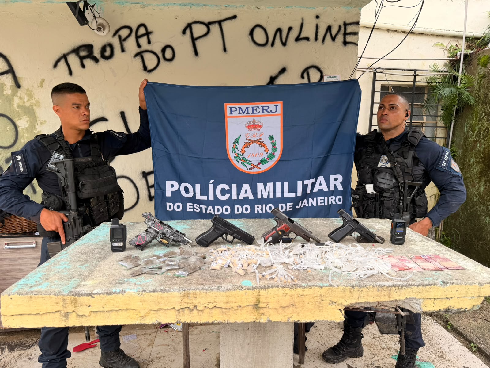 Com ajuda do Disque Denúncia, PMs do 12° BPM apreendem pistolas e drogas em Niterói